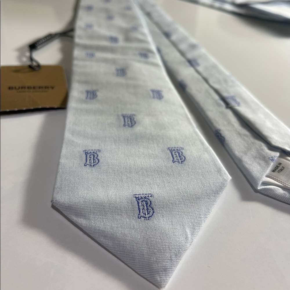 🔥🆕💯ICONIC SEERSUCKER BURBERRY MONOGRAM LIMITED PASTEL BLUE TB MOTIF TIE🔥